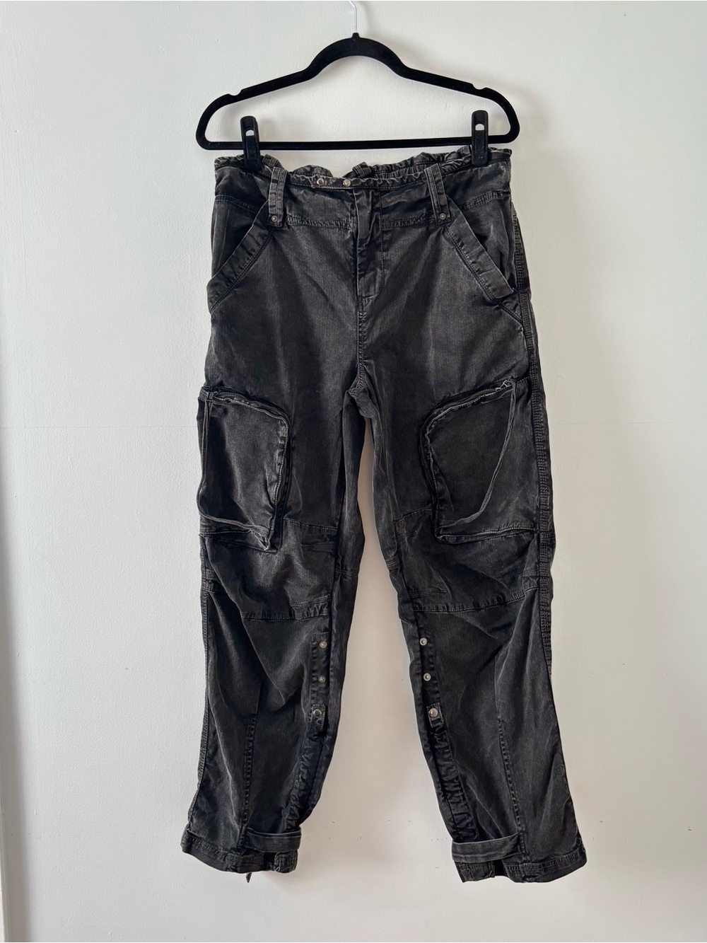 We The Free Can’t Compare Slouch Pants Jeans Cargo Distressed Faded Black - Picture 4 of 9